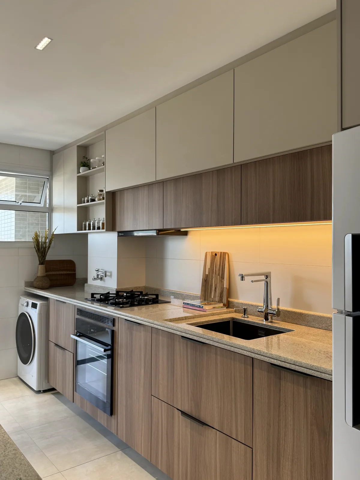 Cozinha linear planejada com armários escuros