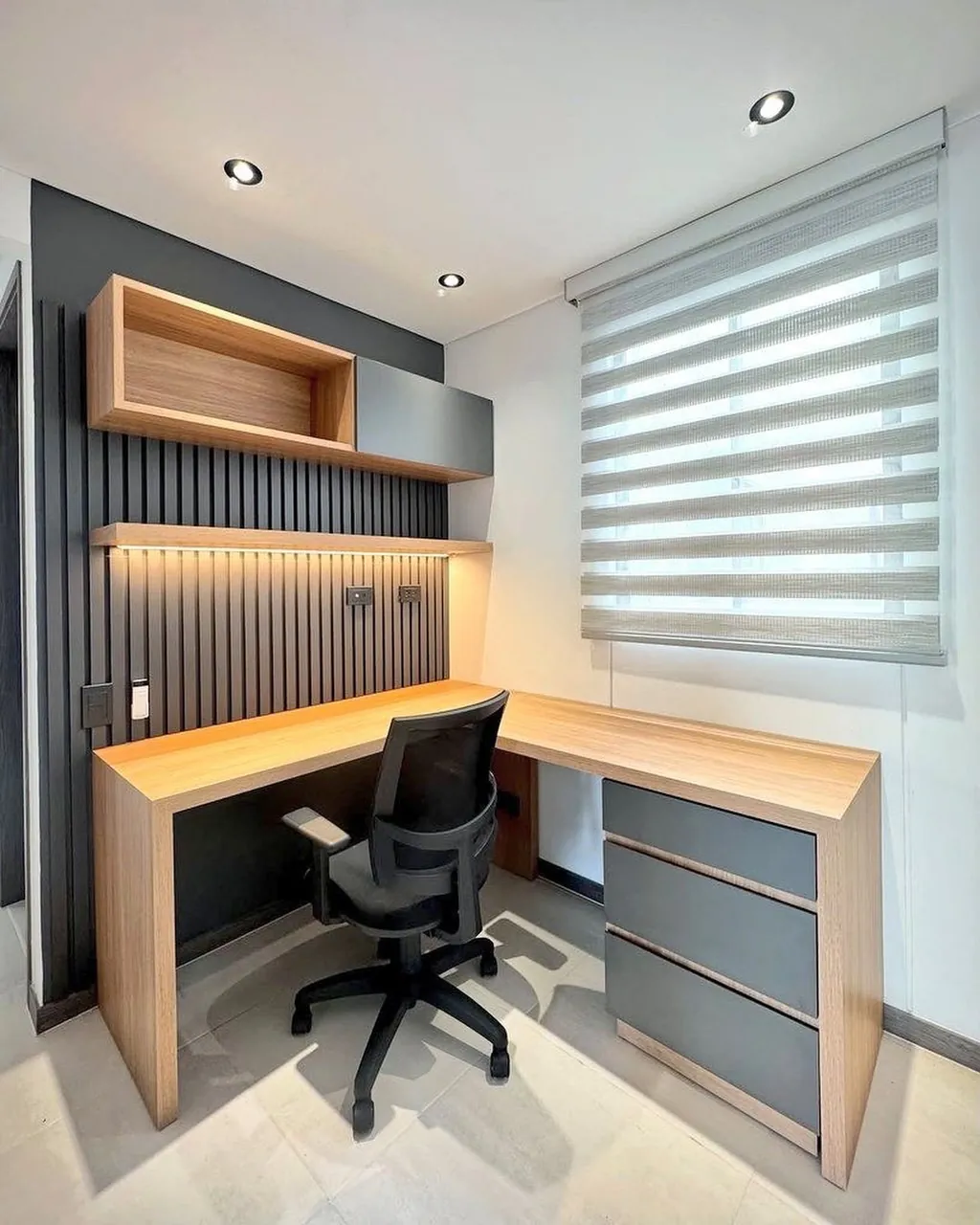 Escritório escuro com painel ripado e LED quente