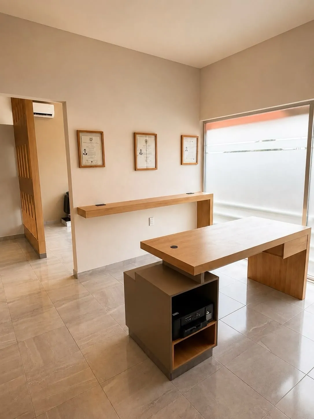 Mesa de escritório sob medida com armários