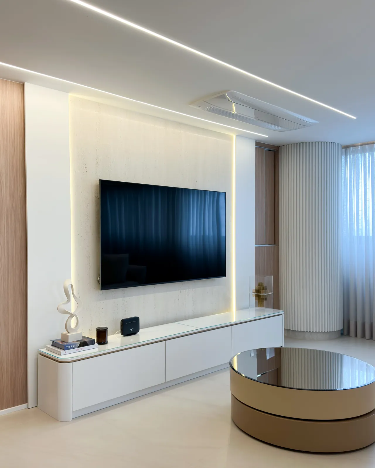 Painel de TV planejado com prateleiras